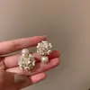 Pendientes de Perla de Circonita de Moda de Aguja Plateada Pendientes de Botón Retro de Lujo Ligero de Nicho Francés Pendientes Nuevos 2026