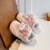 Zapatos infantiles para niñas 2026 otoño nuevo modelo zapatillas deportivas infantiles de moda con flores suela blanda blancas estilo popular
