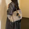 Bolsa de palha tecida estilo vintage transfronteiriça, bolsa de ombro de couro macio de grande capacidade, única e fashion, design simples, adequada para o dia a dia, atacado