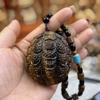 Pieza de madera maciza con mango de tortuga de loto Thuja de Taihang, tallada a mano, de una sola pieza, de caparazón de tortuga, juguete portátil de mano.