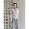 Camiseta de manga larga blanca con cuello en V, hombro normal, color liso, versátil para mujer, nueva colección otoño 2026, un top ajustado para usar como capa interior