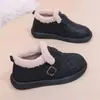 Zapatos de algodón para mujer, nuevo estilo invierno 2026, parte superior de piel, suela plana, antideslizantes, botines para madres, forro de felpa, engrosados para abrigar, botas de nieve