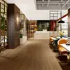 Azulejos con veta de madera, 150x900 mm, para salas de estar y dormitorios, creando una atmósfera cálida y acogedora; 200x1200mm, para hoteles y estudios, con un diseño de veta de madera sintética