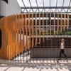 Parede Cortina de Alumínio Criativa Personalizada para Exterior, à Prova de Fogo, Umidade e Corrosão, Formato Especial Onda Artística Textura de Madeira Alumínio Passagem Quadrada