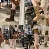 Botas de cavaleiro femininas estilo Grape Mom, com 6 cm de altura, salto grosso, sola grossa e detalhes de fivela em couro, no estilo de bota curta