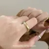 Cuando se usa el Anillo Mundial Noche Azul en las mujeres, es dulce, versátil, único, simple, de alta clase, elegante y presenta un diseño de color block de nicho.
