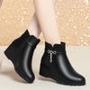 Botas curtas de cunha para mulheres outono e inverno novos sapatos de inverno botas curtas de couro macio sapatos de couro forrados de lã para mães de meia-idade e idosas sapatos acolchoados de algodão