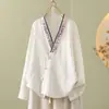 Foto real de un cárdigan de manga larga de algodón y lino con botones bordados estilo retro chino, un top Hanfu casual y holgado para mujer