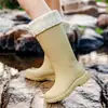 Botas de chuva de cano alto da moda transfronteiriças Botas quentes à prova d'água com forro de fleece feminino Veludo externo fixo Calçados de borracha versáteis antiderrapantes Sapatos de trabalho