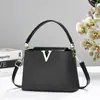La popular bolsa pequeña nueva de este año para mujer, bolsa cruzada simple versátil para otoño e invierno, bolso de mano tipo cubo casual, color café