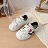 Sapatos de Menina Tênis Esportivo Infantil 2026 Outono Novo Estilo Sapatilha de Lona com Biqueira de Concha para Bebê Sapatos Casuais com Bolinhas Prateadas