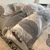 Juego de ropa de cama de cuatro piezas de terciopelo de leche de invierno con diseño de pompón, que incluye una funda de edredón gruesa de forro polar de coral bordada y una sábana bajera.