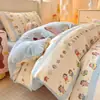 Nuevo Conjunto de Cuatro Piezas de Algodón 100% con Forro de Leche, Estampado Floral de Dibujos Animados, Grado Madre-Bebé, Clase A, Otoño/Invierno 2026, Conjunto de Tres Piezas para Cama de Estudiante