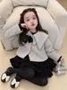 Roupas infantis estilo coreano coleção outono/inverno 2026: roupa de inverno moderna para meninas, com um casaco grosso de lã em um design curto inspirado em Chanel