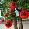 Lanternas em árvores em quintais rurais, personagens decorativos "felizes", decorações penduradas para casas novas, artigos festivos para quintais pequenos, plantas verdes para exterior