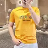 Camiseta para hombre, de manga corta, estilo europeo, corte slim, a la moda, colección de verano 2025, con múltiples elementos de diseño, cuello redondo, tela de alta calidad y un toque de lujo