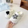 Sapatos Furados Bola de Carvão Preta Desenho Animado Meninas 2026 Verão Novo Estilo Pai-Filho Sapatos Casuais Sandálias Sapatos de Praia