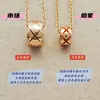 Estilo Chanel Baño de Oro V Versión de Alta Gama para Mujer Nuevo Collar Pequeño de Perlas Doradas Coco Patrón de Diamantes Colgante Artesanía CNC Cadena para la Clavícula