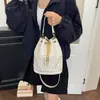 Bolsa Grande de Axila Simples em PU Feminina Nova Tendência Verão 2026 Bolsa Tote Cool com Rebites Moda Verão Trabalho Único Ombro