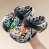 Zapatillas de verano para niños, sandalias al por mayor, zapatos de baño antideslizantes para niños y niñas con agujeros para bebés, bonitos dibujos animados para niños