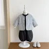Traje acolchado acolchado para niños, nuevo estilo engrosado de otoño e invierno, cálido para finales de otoño, moderno conjunto de tres piezas para bebés y niños pequeños