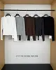 Han Xun Ropa de Trabajo Ligera Retro Suave Elástica Versátil Blusa con Cuello Henley y Bolsillo para Mujer Otoño 2026 Top 27157