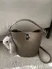Bolso Cubo de Gran Capacidad Transfronterizo con Patrón de Lichi, Nuevo Bolso de Mano Versátil de Nicho 2025, Bolso Cruzado para Viajero