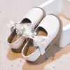 Sapatos Mary Jane de couro para meninas, nova coleção outono 2026, estilo princesa com laço e enfeites de pérola, sola macia, versátil para apresentações