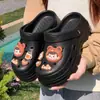 Zuecos antideslizantes de suela blanda para mujer, para uso exterior en verano, pantuflas cerradas de suela gruesa, resistentes al desgaste, silenciosas, de EVA, diseño de una sola pieza