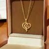 Colar criativo com design de ferradura e coração para mulheres, pingente geométrico irregular, corrente de clavícula de zircônia elegante e requintada