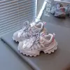 Tênis de Corrida Respirável da Moda Novos para Meninas 2026 Primavera e Outono, Tênis "Dad Shoes" Populares, Calçados Casuais para Caminhada para Meninas