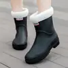 Botas de lluvia de moda transfronterizas para mujer, impermeables para exteriores, zapatos de goma versátiles, zapatos de agua antideslizantes para cocina de mujer, Botas de lluvia de moda japonesa y coreana para mujer