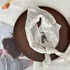 Lenço Triangular de Renda Lenço de Flor Japonês e Coreano Lenço Pequeno Macio Proteção de Pescoço Feminina para Quarto com Ar Condicionado de Primavera e Verão Lenço Pequeno de Seda