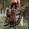 Sandalias de verano para hombre 2025, nuevas zapatillas para hombre, ropa de abrigo de doble uso, suela suave, zapatos de papá de mediana edad, zapatos para hombre mayor