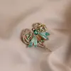 Nuevo Broche de libélula verde refinado para goteo de aceite transfronterizo Broche de corsage de insecto esmeralda de lujo ligero de alta calidad