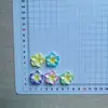 Nuevos accesorios de resina con diseño de flor de cinco pétalos y lunares degradados simulados para proyectos de bricolaje, incluyendo pegamento color crema, llaveros, fundas para teléfonos y zapatos y bolsos perforados.