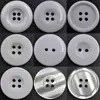 Botones de Resina Negros y Blancos de Dos Agujeros de 15 mm, Gemelos para Hombres y Mujeres, Botones de Traje de Borde Ancho, Suministro Directo de Fábrica, Venta al por Mayor en Stock