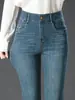 1086 Jeans femininos de outono, para meia-idade, azuis, da moda, com fenda, estilo coreano, slim fit, trendy, primavera, calças ligeiramente flare