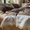 Conjunto de quatro peças em gaze de camada dupla com babado grande de renda estilo francês Classe A com pequenas estampas florais para meninas, adequado para dormitórios estudantis, conjunto de três peças