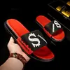 Venta especial de liquidación en pantuflas para hombre, disponibles en varios tamaños y estilos, incluyendo chanclas y sandalias de dedo, adecuadas para puestos y mercados nocturnos