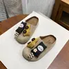 Zapatos Medios Abiertos Birkenstock con Decoración de Dibujos Animados Estilo Coreano de Moda para Niñas Grandes Niñas Nuevas Llegadas Primavera 2026 Zapatos Casuales de Suela Suave