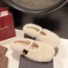 Chinelos fofos de estilo delicado, nova coleção outono 2026, chinelos slip-on confortáveis de bico fechado e sola plana para uso externo, quentes e fáceis de calçar