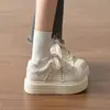 Zapatos de plataforma gruesa para mujer que aumentan la altura, zapatillas blancas versátiles de moda nueva 2026, mocasines cómodos, zapatos casuales tipo skate para mujer