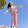 Elegante conjunto de tres piezas estilo coreano para primavera y otoño para niñas: chaleco para niños, blusa de encaje y pantalones acampanados, conjunto casual versátil