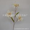 Flor Artificial Lirio Pequeño de 3 Cabezas Fondo de Escenario de Boda Flor de Guía de Camino Arreglo Floral Decoración de Salón de Bodas Fabricante de Flores Artificiales Stock Listo