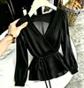 Camisa Negra Mujer 2026 Otoño Nuevo Diseño Francés Alto Grado Único Hermoso Elegante Reductor de Edad Top de Manga Larga
