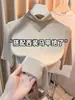 Estilo básico, ombro normal, gola semi-alta, camiseta de manga três-quartos para mulheres, simples e versátil, corte justo, amarela, manga média, top de camada interna