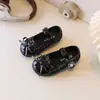Zapatos de cuero de estilo francés para niños en stock, zapatos de princesa de encaje versión coreana para niñas, zapatos de vestir individuales brillantes de cuero suave para estudiantes
