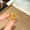 Nuevo Anillo Dorado Chapado con Forma de Corazón Rojo Rubí Incrustado de Diamantes Estilo Retro Chino, Anillo Versátil de Lujo Ligero de Nicho para Dedo Índice, Joyería de Oro Arenado
