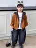 Coleção de outono de 2026: Conjunto de roupa cool e estiloso para meninos, estilo coreano, apresentando uma jaqueta de couro falsa de duas peças e conjunto de calças lanterna